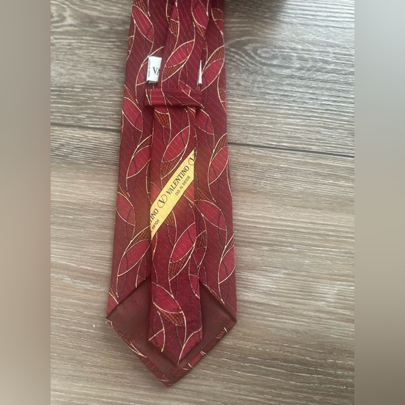 VALENTINO 100%...silk Designer withRed Golden Leaves - Picture 3 of 9